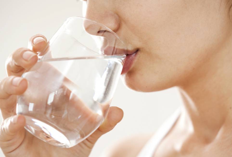 Femme buvant un verre d'eau