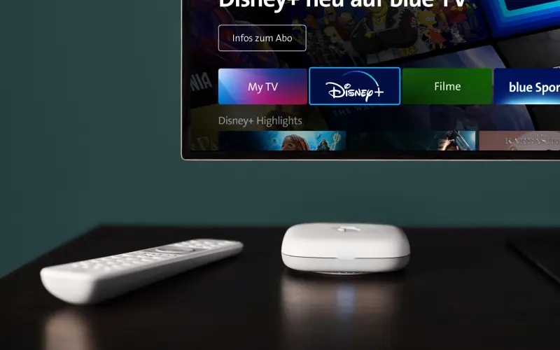 Plusieurs box TV posées sur un meuble de salon