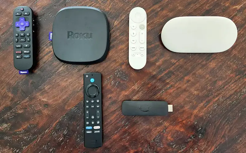 Trois box TV de systèmes différents côte à côte