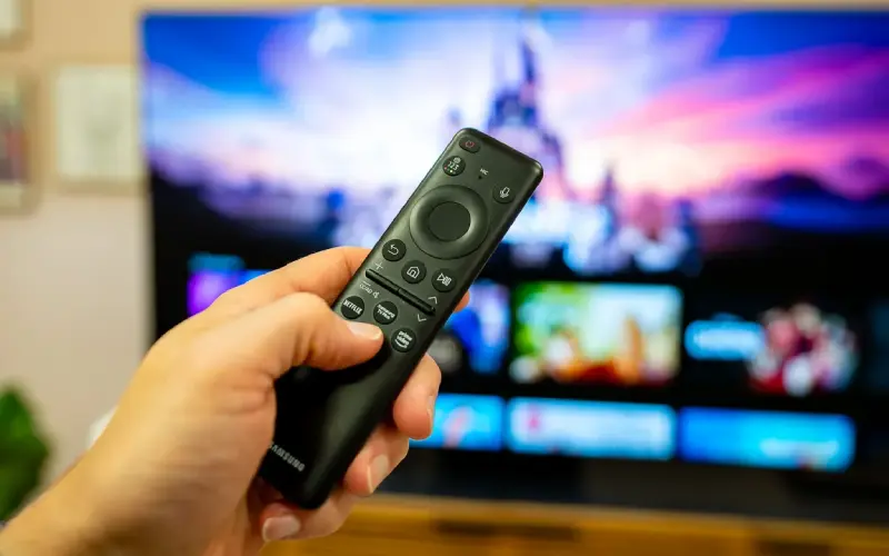 Personne frustrée devant un téléviseur avec un message d'erreur